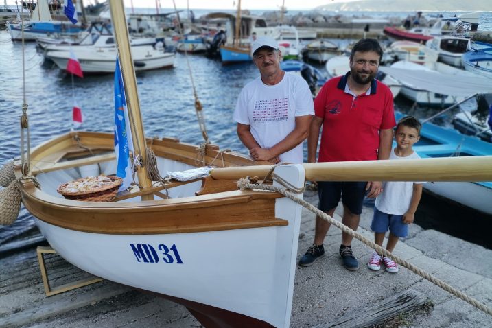 Ponosni na obnovljeni guc iz 1933. – vlasnik Ermano Jedretić i brodograditelj Loris Rubinić / Foto Marina Kirigin