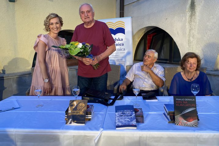 Irena Krmpotić uručila je cvijeće Franji Deranji, uz nazočnost Franje Butorca i Marije Gračaković / Foto Ante Peričić