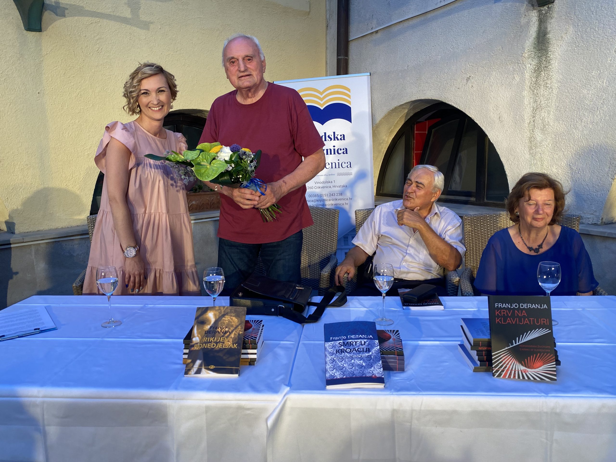 Irena Krmpotić uručila je cvijeće Franji Deranji, uz nazočnost Franje Butorca i Marije Gračaković / Foto Ante Peričić