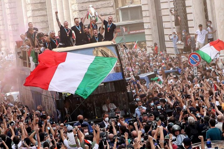 Nogometaši Italije s navijačima/Foto: REUTERS