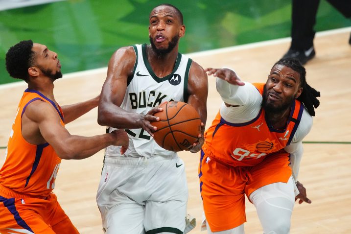 Khris Middleton između Joea Crowdera i Cameron Paynea/Foto REUTERS