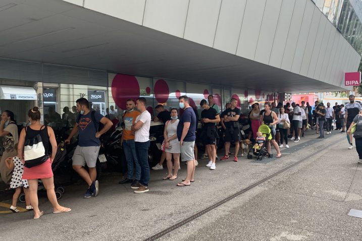 Red za testiranje ispred Medika/Z. HORVAT