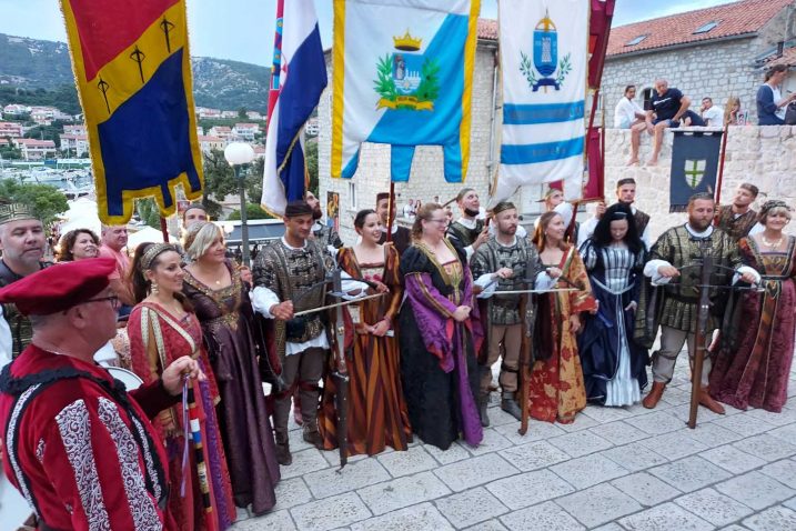 Sudionici jubilarne, 20. povorke gradom i ove godine održali duh Rabske fjere / Foto Hrvoje Hodak