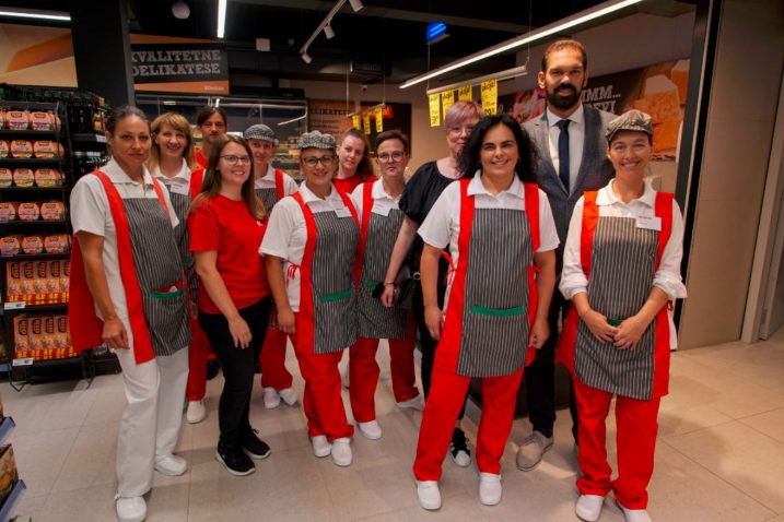 Regionalni direktor Igor Rikel s djelatnicama / Foto Konzum