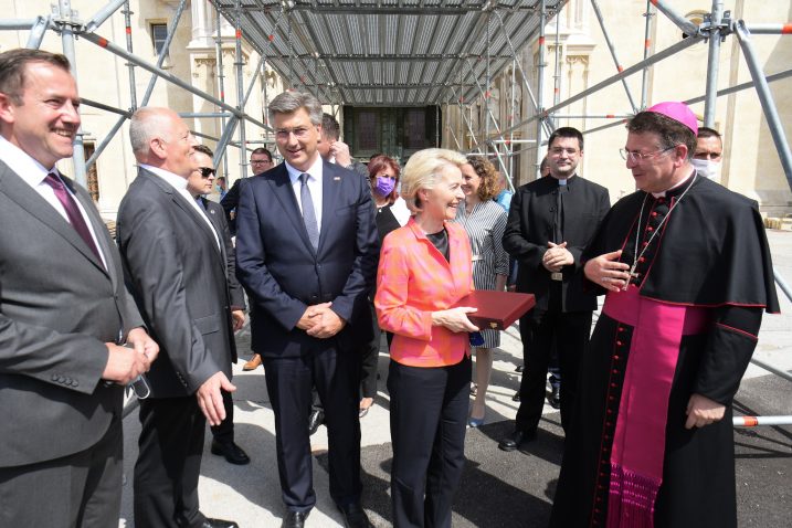 Ursula von der Leyen pred zagrebačkom katedralom