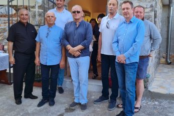 Pero Ljubičić (prvi slijeva) pri otvaranju kapelice Sv. Antona u Gornjem Zagonu