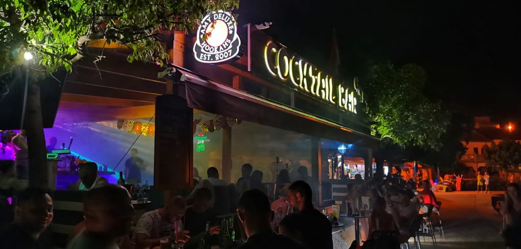 Goya bar, jedno od omiljenih okupljališta mladih turista / Snimila Iris MRZLJAK