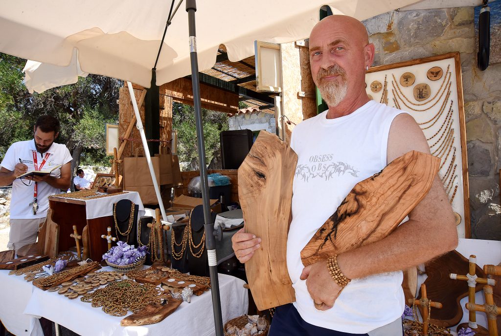 : Suvenirnica u kojoj se prodaju rukotvorine od maslinova drva, rad Slavena Rukavine / Snimio S. DRECHSLER