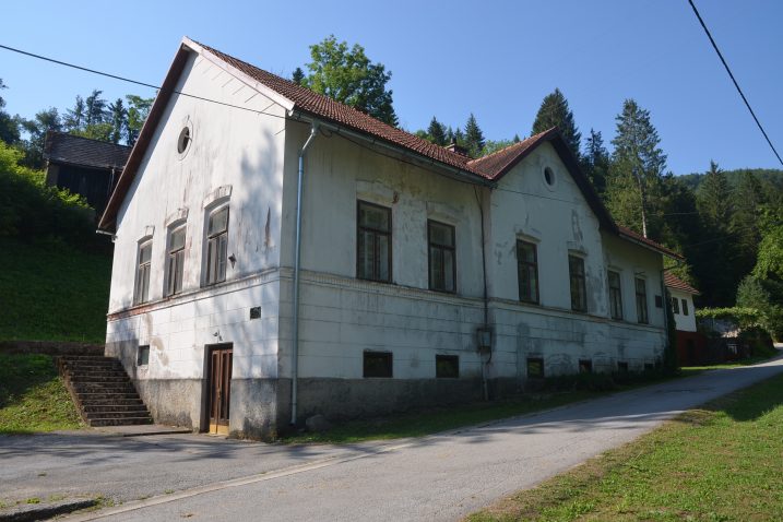 Zgrada stare škole u mjestašcu Turke / Foto Marinko Krmpotić