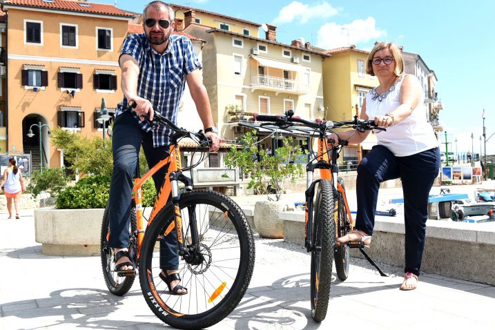 Rikardo Staraj i Nensi Dretvić spremni su za biciklističku turu / Foto Marko Gracin