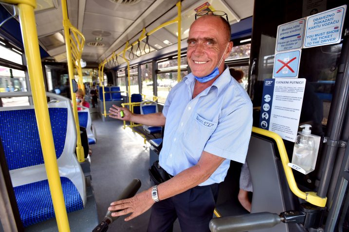 ​Dobar dan, izvolite, hvala lijepo i čim manje razgovora s putnicima. To je ono najvažnije, jer kad pričate u vožnji, usporite se, veli Jurak / Snimio Davor KOVAČEVIĆ