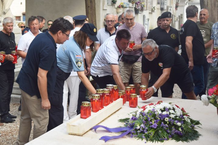 Paljenje svijeća na lošinjskom groblju / Foto Bojan Purić