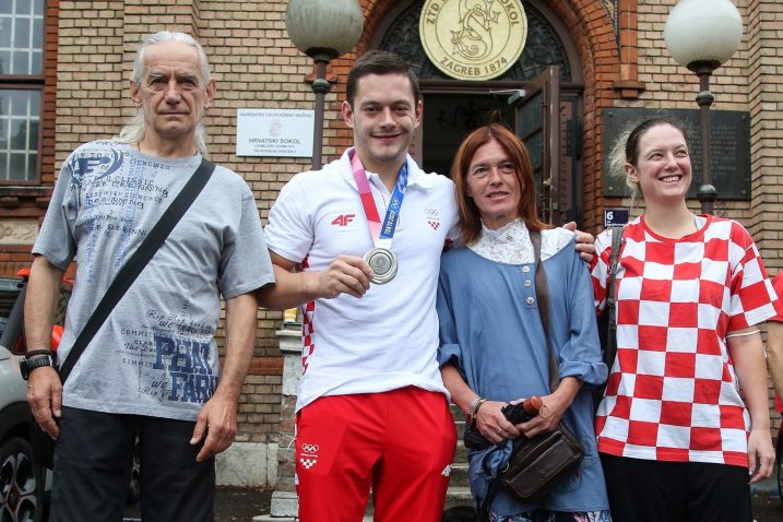 VELIKA PODRŠKA – Tin s roditeljima Sašom i Karin te navijačicom/Foto: PIXSELL