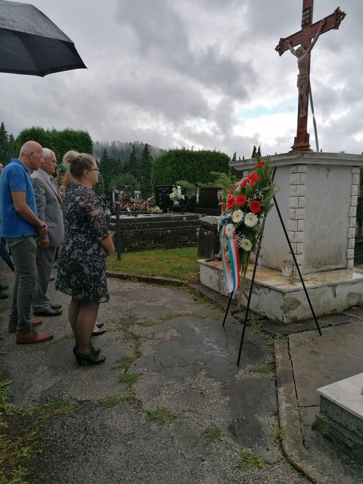 Delegacija Grada Delnice položila vijence na spomenik hrvatskim braniteljima