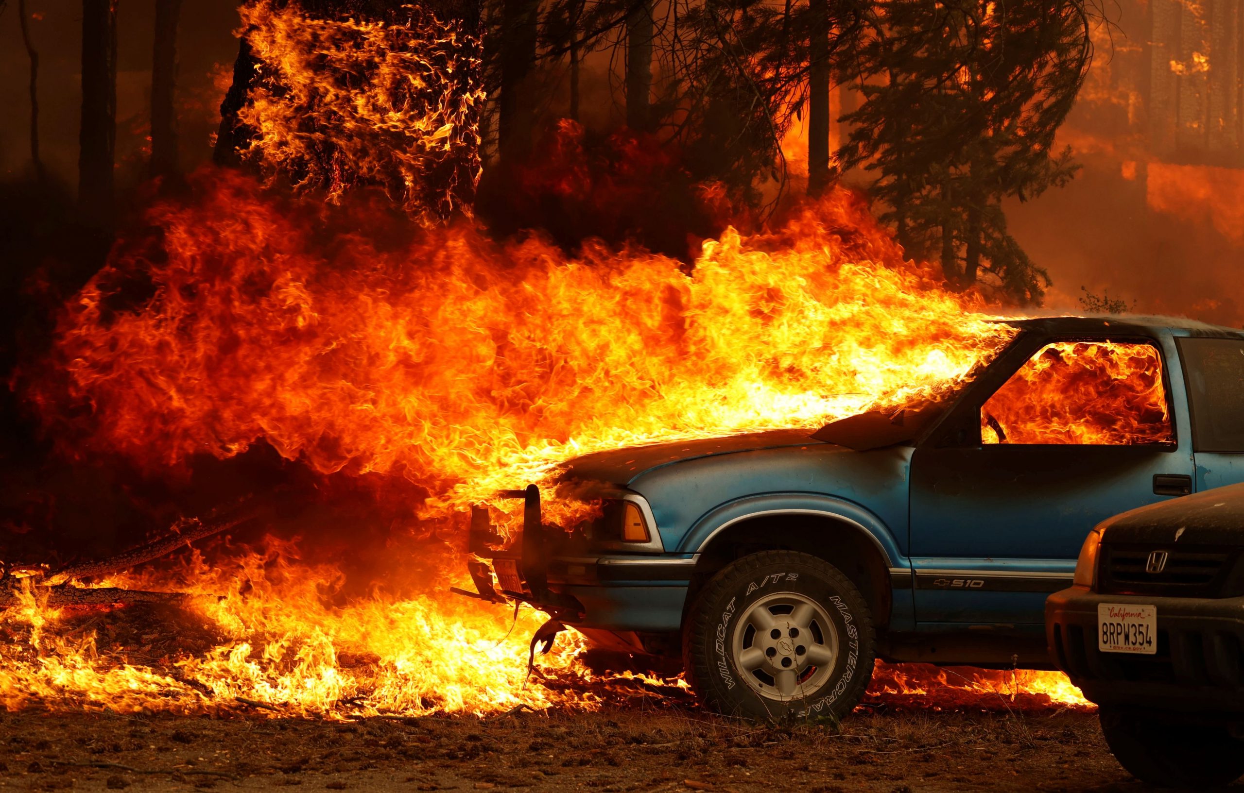 Пожар в дикси. Лесные пожары в Калифорнии. Горящий город в США. Пожар «Дикси» в США. Пожар Дикси в Калифорнии.