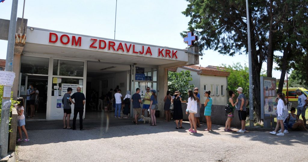 Krk vrvi turistima, pa se za COVID-propusnicu dugo čekalo / Foto M. TRINAJSTIĆ