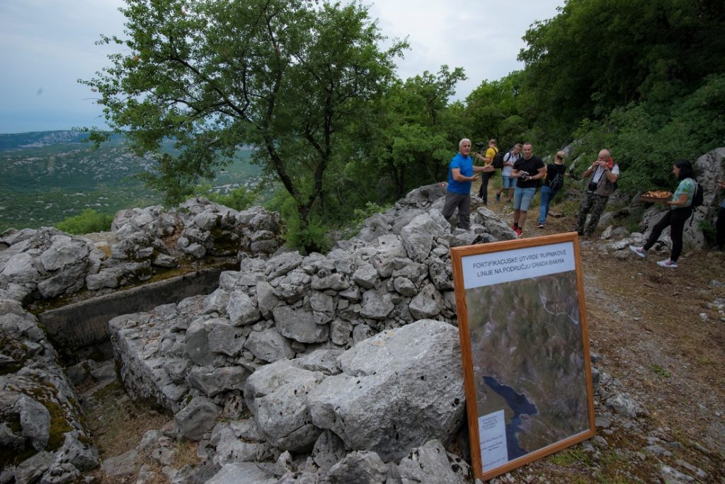 Interpretacijska šetnja Rupnikovom linijom / NL arhiva