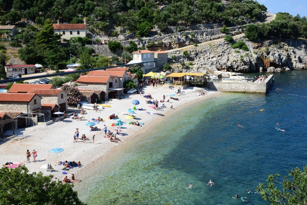 Pod Beli: Nevelika plaža smještena podno tisućljetnog naselja na sjeveru otoka Cresa - Vimarsana News