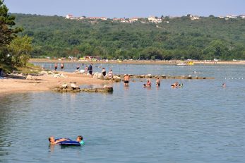 I žitelji i turisti obalnih mjesta Dobrinjštine, unatoč novopostavljenom sustavu kanalizacije, proteklih se tjedana guše u smradu / Foto M. TRINAJSTIĆ