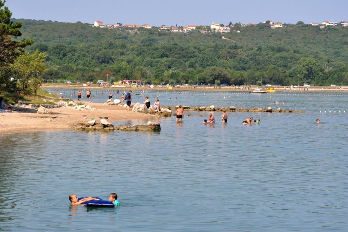 I žitelji i turisti obalnih mjesta Dobrinjštine, unatoč novopostavljenom sustavu kanalizacije, proteklih se tjedana guše u smradu / Foto M. TRINAJSTIĆ