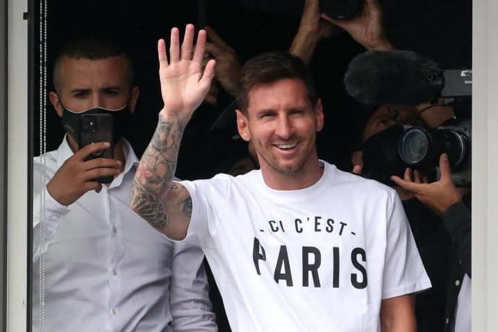 Leo Messi na aerodromu u Parizu/Foto REUTERS