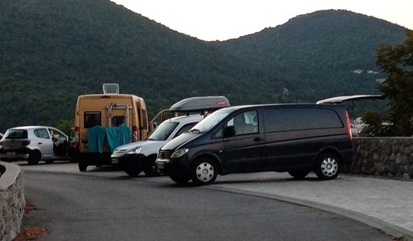 U predvečernjim satima javno parkiralište groblja u Veprincu popuni se i živne / Foto Z. SERGO