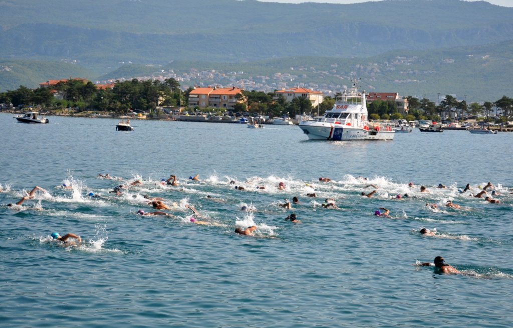 Impresivan prizor sa starta plivačkog maratona u Šilu / Foto M. TRINAJSTIĆ 