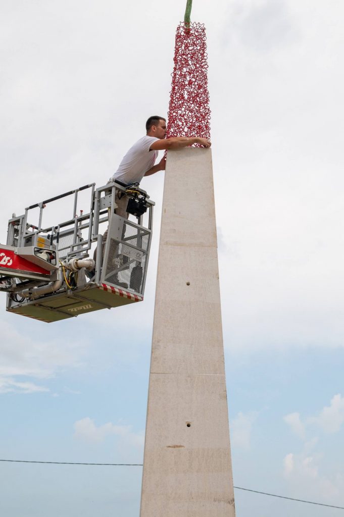 : Postavljanje Majkusove skulpture »Dimnjak« / Foto MKS