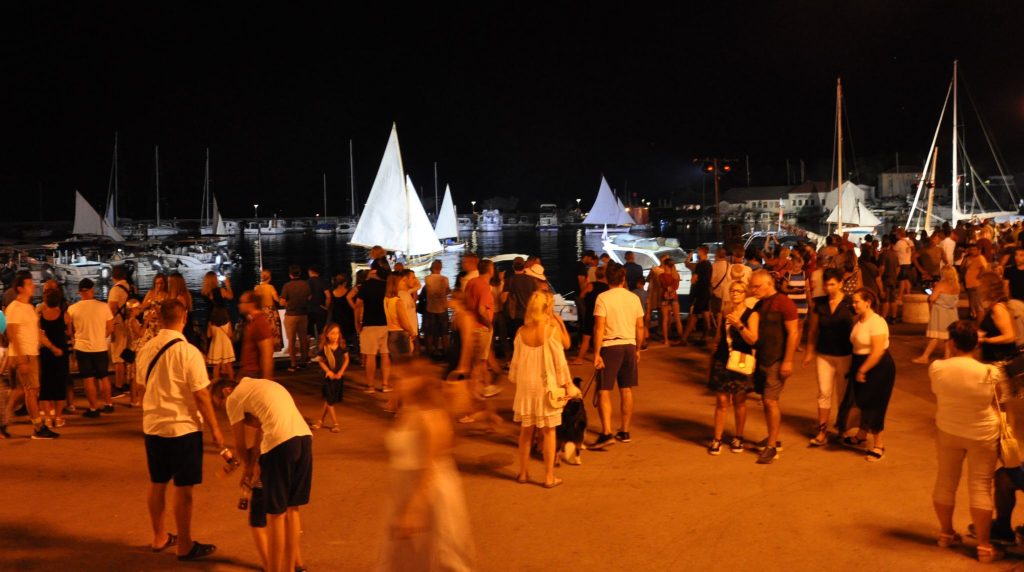Noćni "ples barki" privukao mnoge u gradsku luku / Foto M. TRINAJSTIĆ