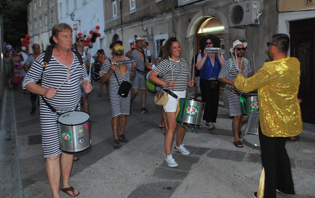  Samba bateria udarala je ritam / Foto D. PRPIĆ