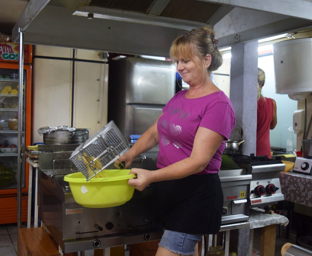 Mirjana Luketina priprema zalogaje za gladne kupače / Foto B. PURIĆ