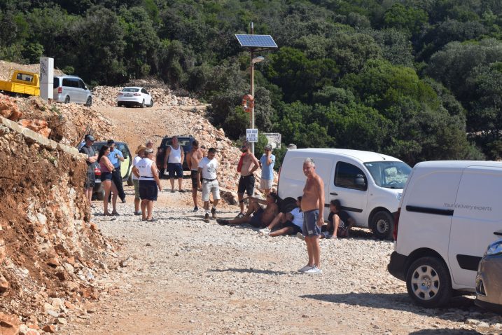 Ovako u turističkoj sezoni izgleda pristup pristaništu u Mrtvaškoj / Foto B. PURIĆ