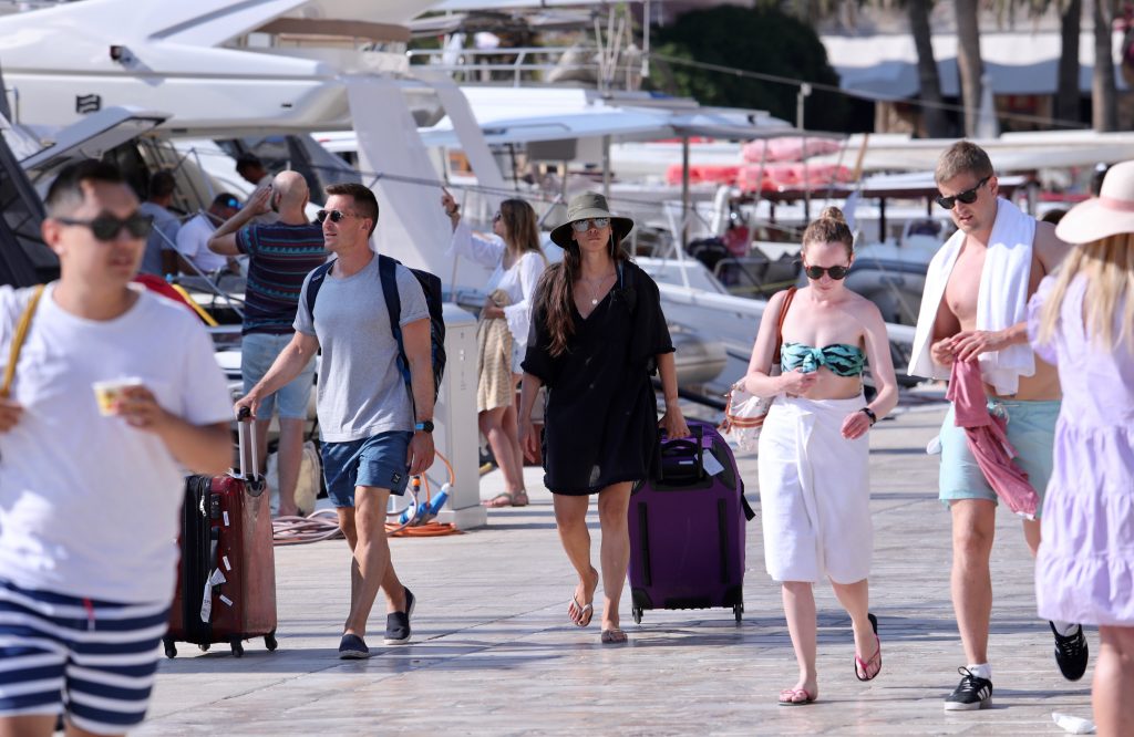 Veliki povratak Francuza na hrvatsku obalu: Na Hvaru ih je više nego ikad, a dolazit će i u posezoni - Vimarsana News