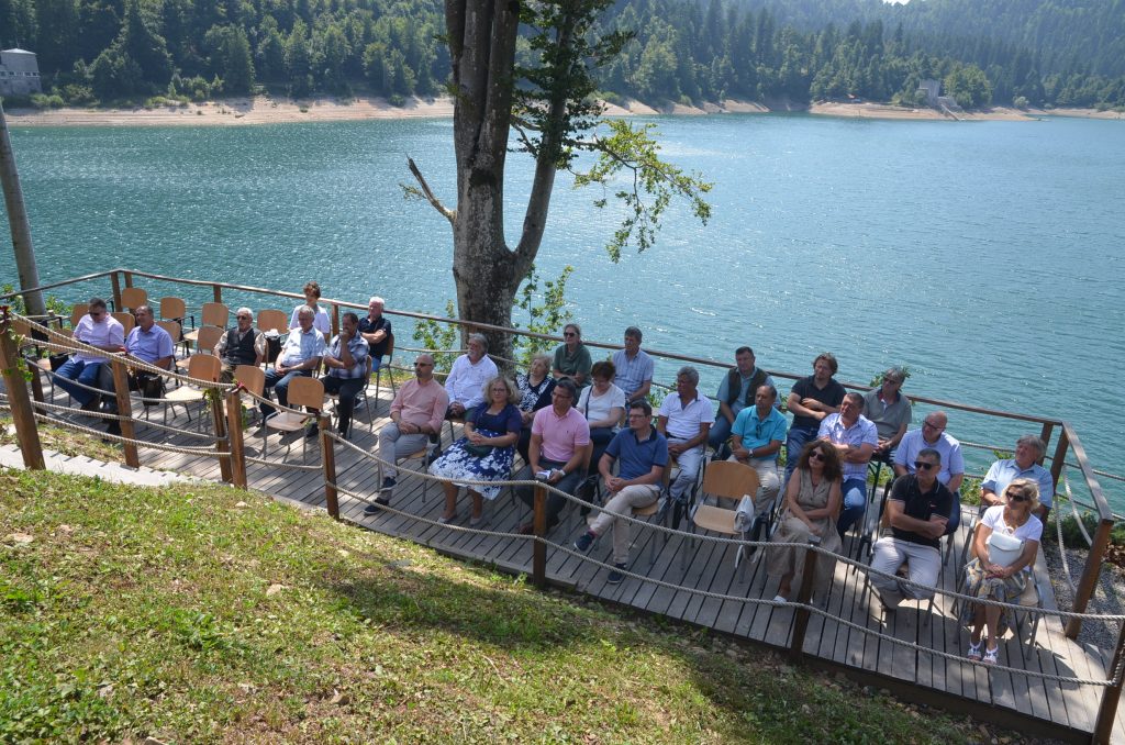 Gosti svečane sjednice uživali su u prekrasnom okružju Lokvarskog jezera / Foto M. KRMPOTIĆ 