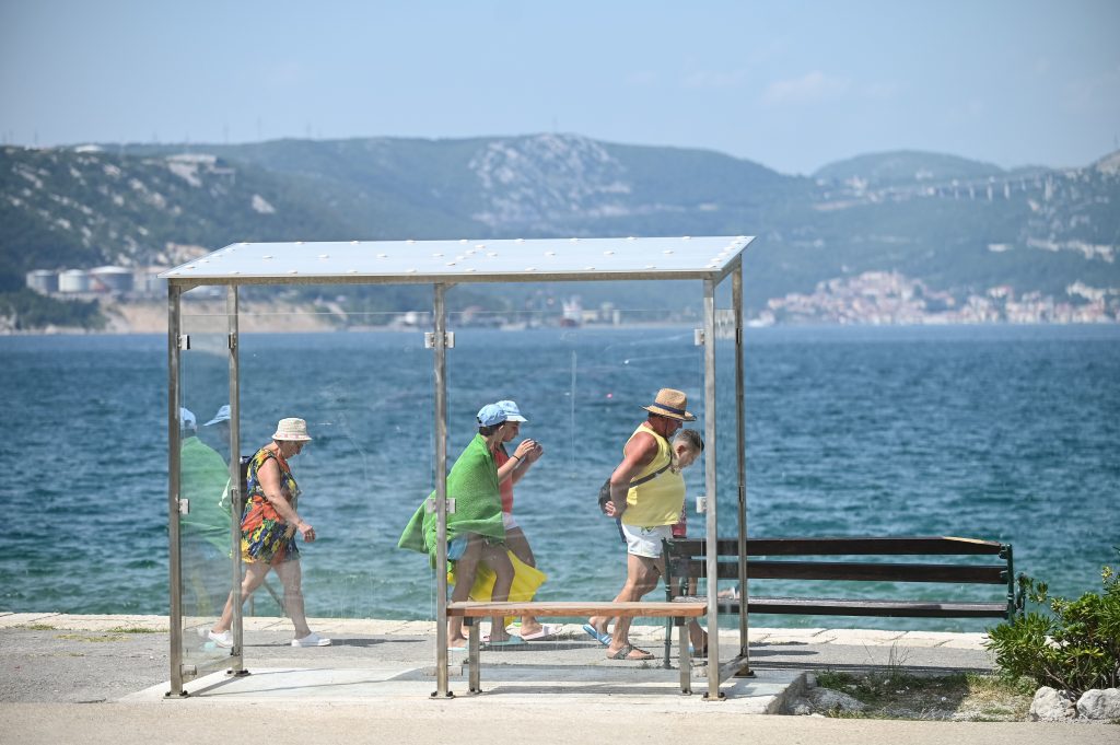 Kupanje u Bakarcu nerijetko "začini" vjetar / Foto M. LEVAK