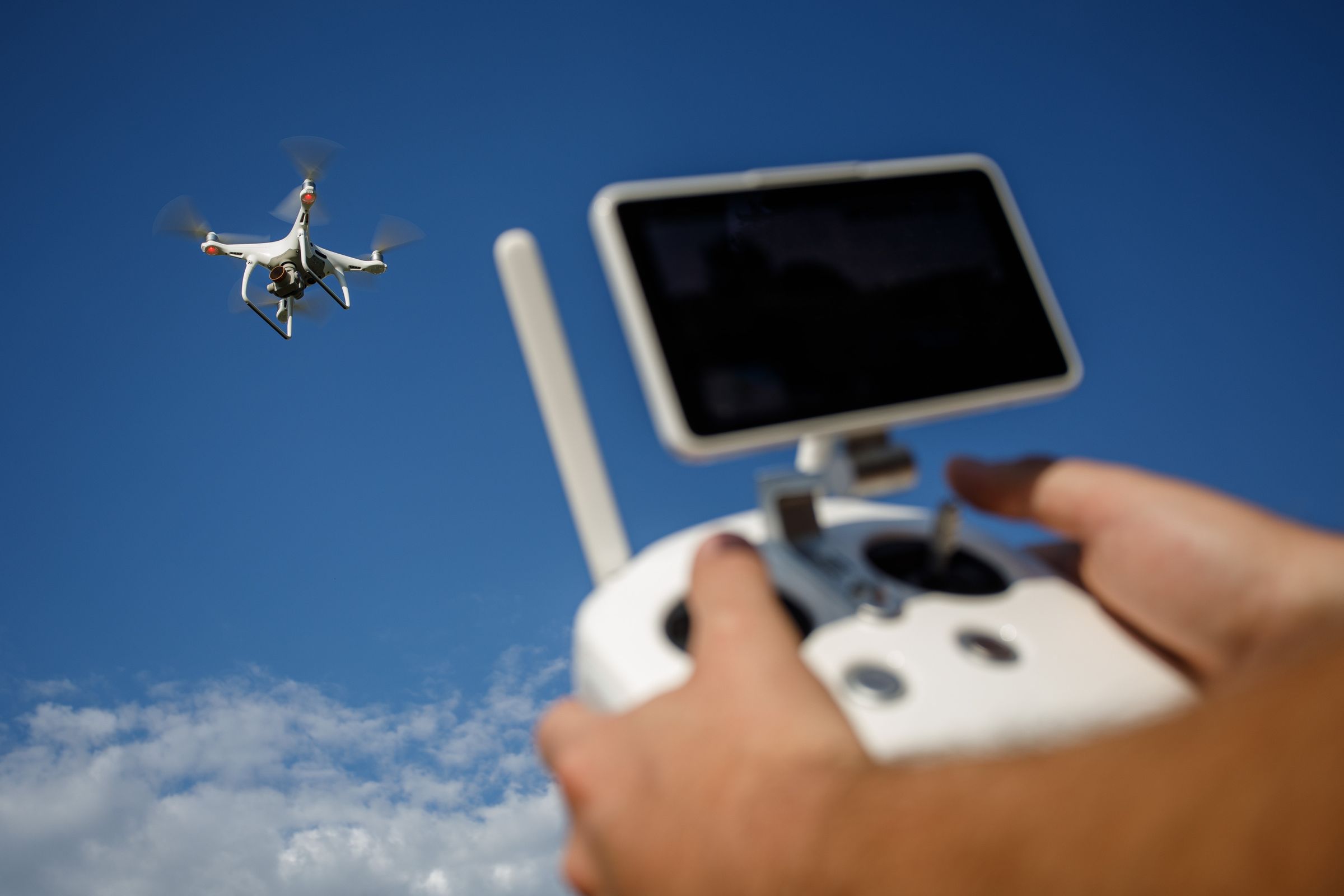 Препятствия для дрона. Соревнования дронов. Обучение операторов дронов реклама. Самарские беспилотники. Профессия оператор беспилотных летательных аппаратов.