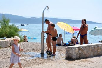 Svi krčki tuševi koji se naplaćuju – fiskalizirani su. Oni koji nisu, poput ovog na plaži Ježevac – nemilice »toče« besplatno / Foto M. TRINAJSTIĆ