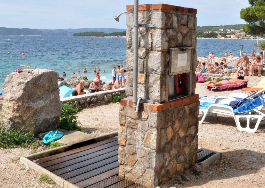 Zasad »po starom« – tuš na krčkoj plaži Koralj / Foto M. TRINAJSTIĆ