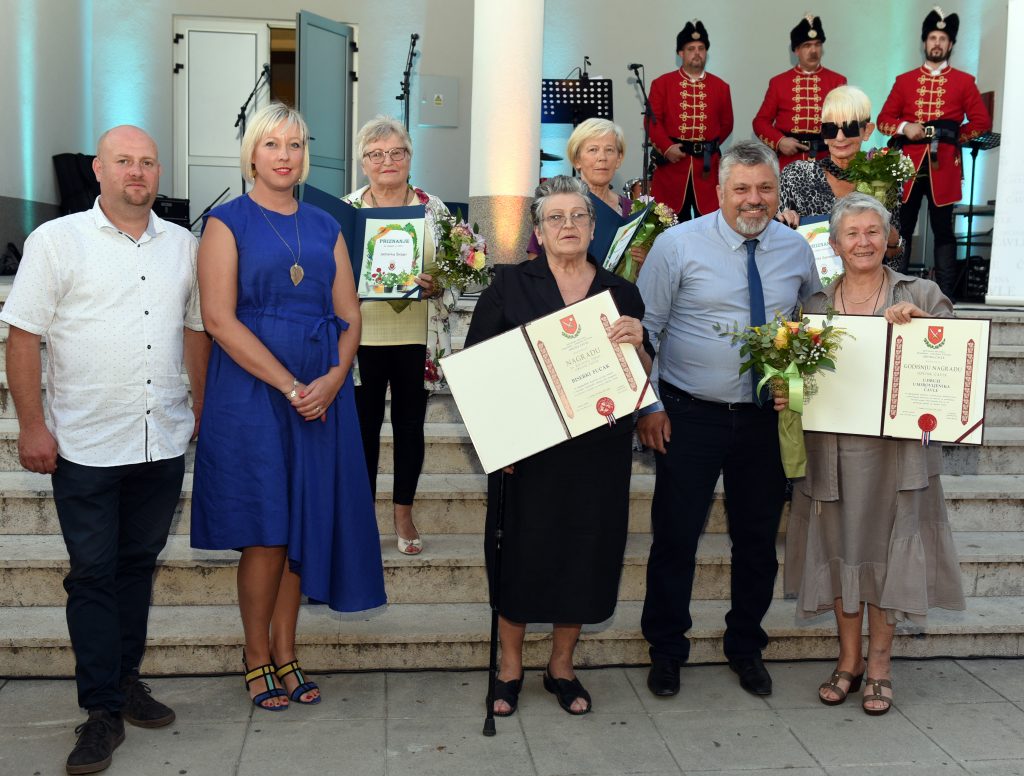 Čelnici Općine s općinskim laureatima i dobitnicima priznanja za najljepše okućnice / Foto M. GRACIN