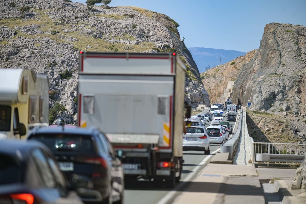 Odličnoj sezoni ne nazire se kraj: Turisti oduševljeni Hrvatskom unatoč višesatnom čekanju na cestama - Vimarsana News