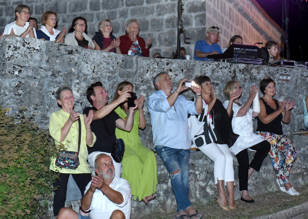 Pedesetak ljudi uživalo je u glazbenoj večeri / Foto M. GRACIN 