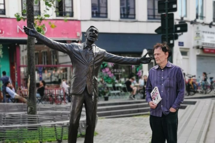 Zvonko Penović uz statuu Jacquesa Brela u Bruxellesu