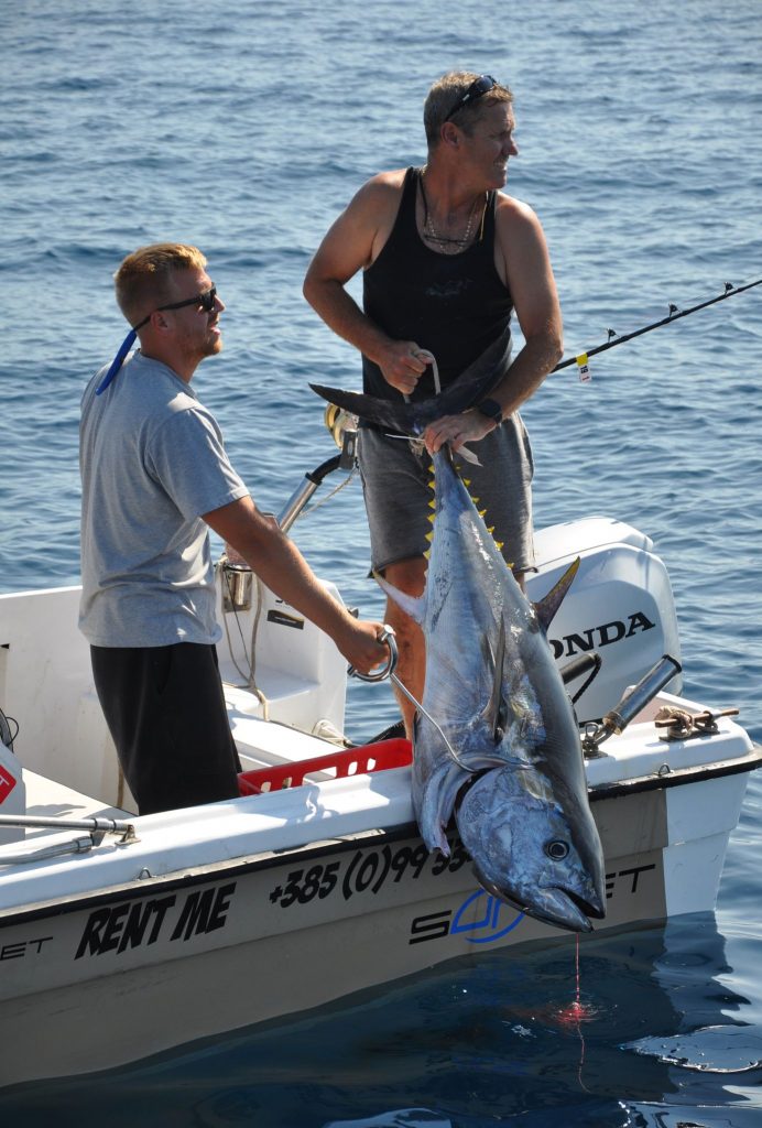  Ekipa Sharky na čelu s Maurom Lukšićem iz Jadranova pred Rijekom je ulovila tunu koju su procijenili na 60-ak kg / Foto M. TRINAJSTIĆ