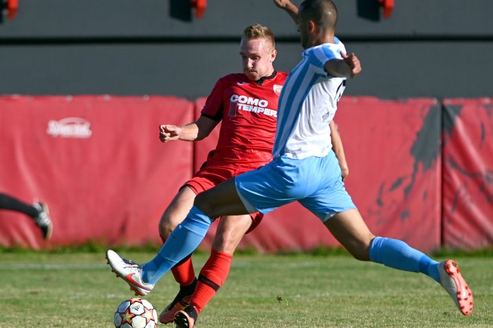 POGODAK ZA 1:0 - Domagoj Prtenjača poentira pored Miloša Marinkovića/Foto V. KARUZA