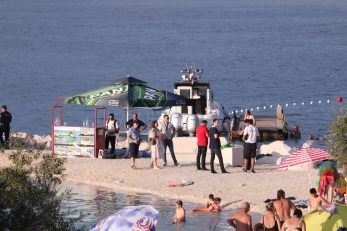 Policijski očevid nedaleko od mjesta sudara jet skija i jedrilice kod Marine / Foto Ivo Cagalj/PIXSELL