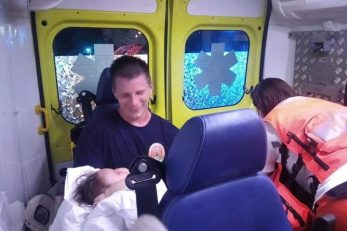 Vatrogasac Mario Rubeša s bebom u vozilu hitne pomoći / Foto Facebook Vatrogasci - Oni su naši heroji
