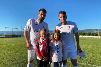 Ahmad i Anas Sharbini s mladim navijačicama OŠK-a/Foto facebook OŠK Omišalj