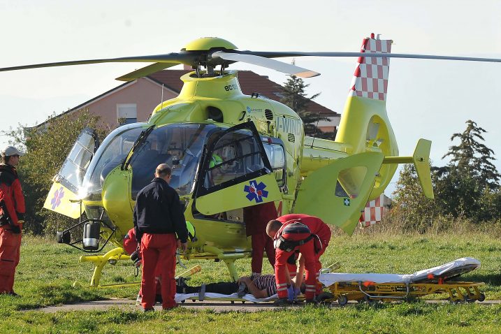 Medicinski prijevoz obavlja se posebno opremljenim helikopterima koji mogu sletjeti doslovno uz unesrećenog pacijenta / Foto S. DRECHSLER