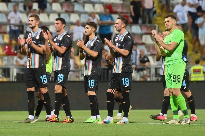 ISKORISTIO ŠANSU - Martin Zlomislić sa suigračima nakon pobjede nad Šibenikom/Foto HNK Rijeka