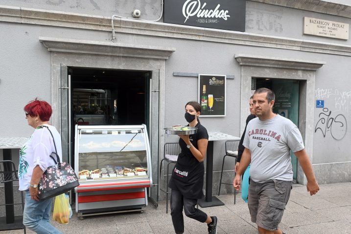 Raznoliku ponudu sendviča nudi i »Pincho’s bar« / Foto VEDRAN KARUZA